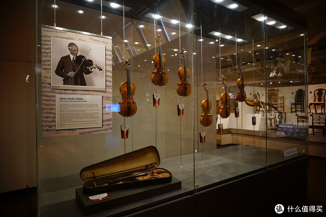 这个橱窗里展示的是亨利·福特热爱的小提琴。