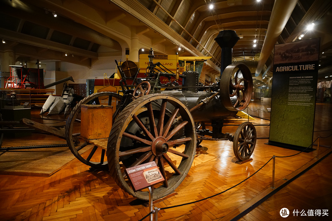 1914年制造的拖拉机。这款拖拉机采用特殊驱动形式，目的是为了减少车体尺寸和重量。驱动单元由汽油进行起动，但进入运转工况之后，燃料却是煤油。