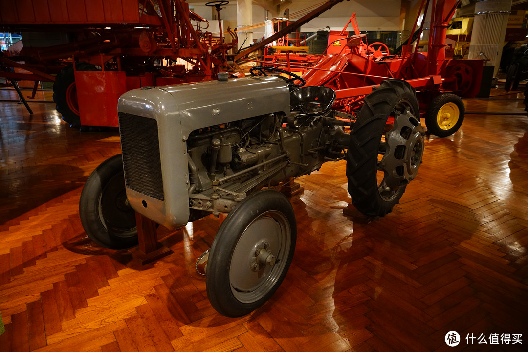 Ferguson Brown与福特集团合作推出的首款福特Ferguson 9N型拖拉机原型机，其采用了之前提到的三点式悬挂结构。这也是首款美国制造的搭载此设计的拖拉机。之后，两家公司共同生产同类型拖拉机长达8年之久。