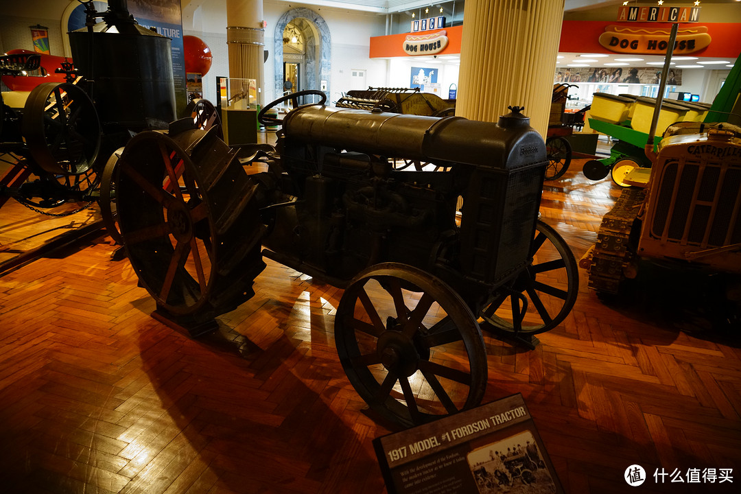 为了在农机领域大展拳脚，亨利·福特注册成立了Fordson农机公司。作为现代拖拉机的鼻祖，这台1917年产的Fordson 1号拖拉机完全可以载入史册。Fordson公司自1914年成立，最终在1964年停止运营。