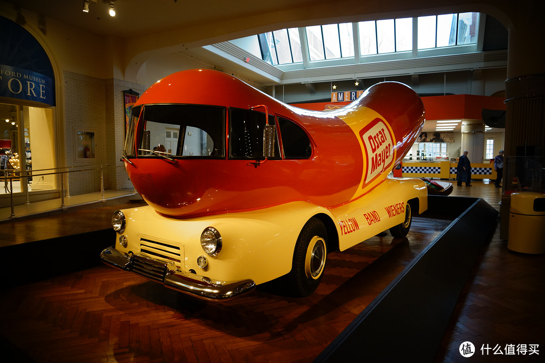 1936年，快餐品牌Oscar·Mayer准备在芝加哥街头推广其热狗产品，因此以其产品形象推出了著名的wienermobile热狗车。之后，热狗车形象风靡全球，不过只有眼前展示的1952年款才是原创设计。
