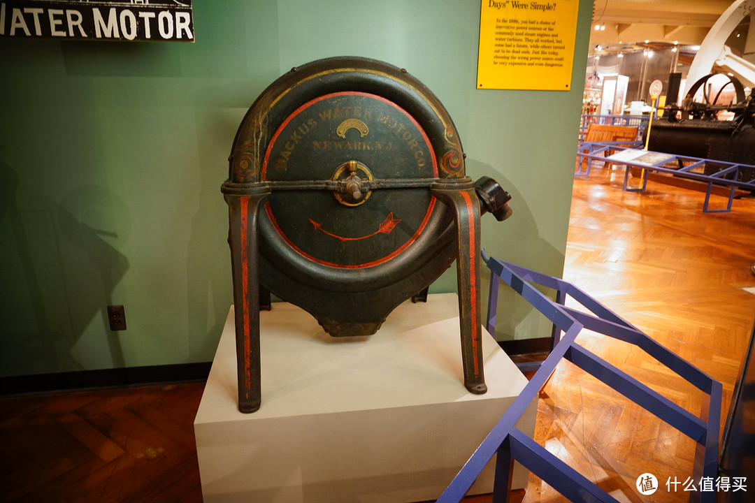 1880年代的水动机。这种水动机其实就是小型化机的水轮机，它在城市中得到了广泛的应用。在电能传输技术发展之后，水动机的作用逐步被电动机所取代。