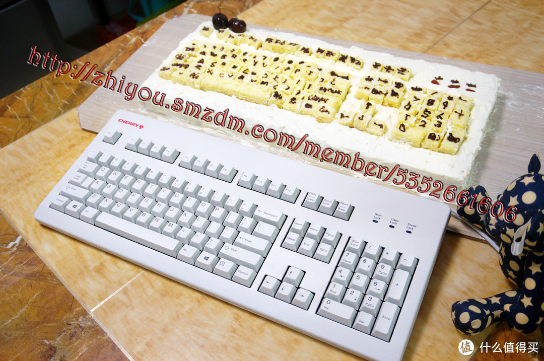 直播吃键盘！手残星人的 樱桃奶油键盘蛋糕 与 Cherry 白色3494 红轴机械键盘