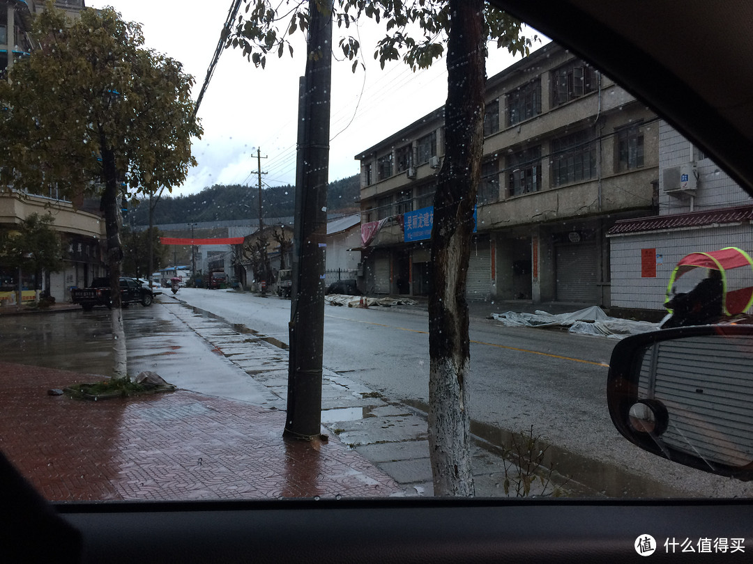 停车时候抓拍，雨滴已经全部随风而逝了