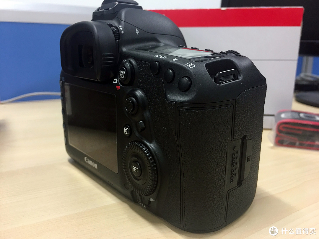 Canon 佳能 感动5D Mark IV+24-70 f2.8L开箱