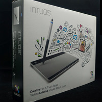 和冠 CTH-480/S0-F Intuos PTS 手写板外观展示(脚垫|按键|触控笔|接口)