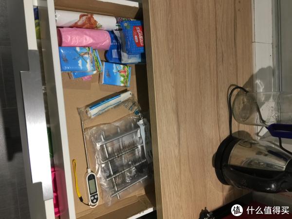 右侧上夹层的杂物抽屉