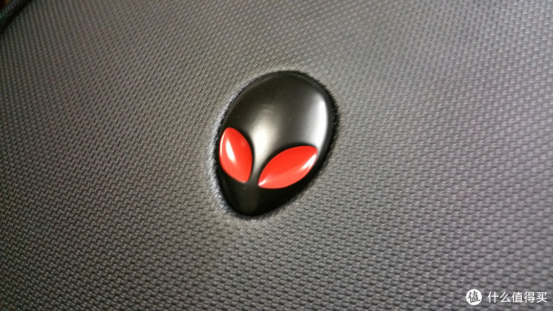 这对眼睛有点骚 - Alienware外星人15寸笔记本电脑骑士背包