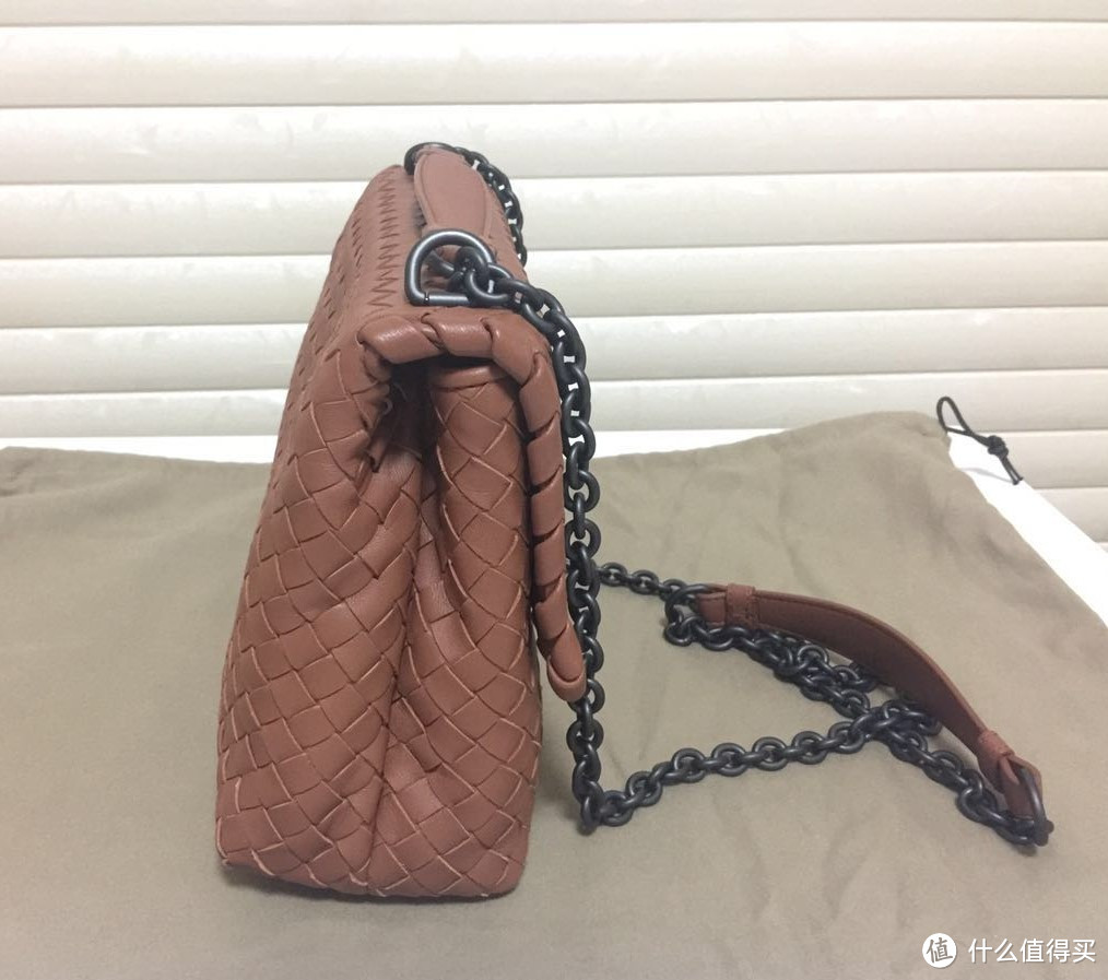 可单肩背又可斜背的实用 Bottega Veneta 小包