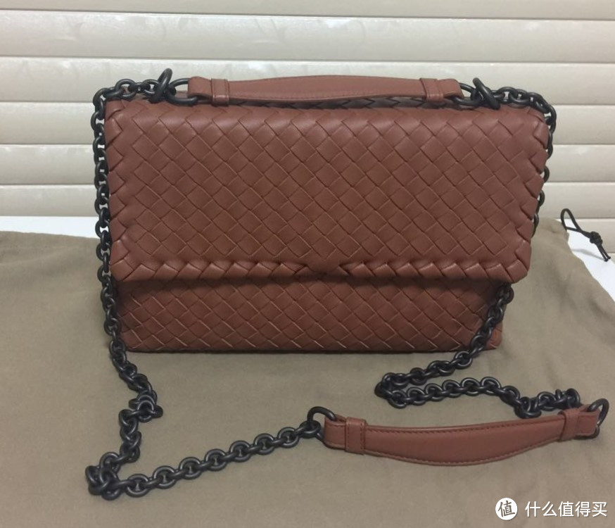 可单肩背又可斜背的实用 Bottega Veneta 小包