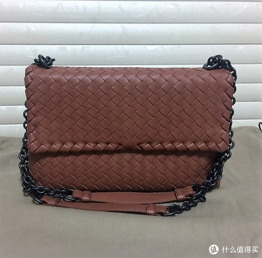 可单肩背又可斜背的实用 Bottega Veneta 小包