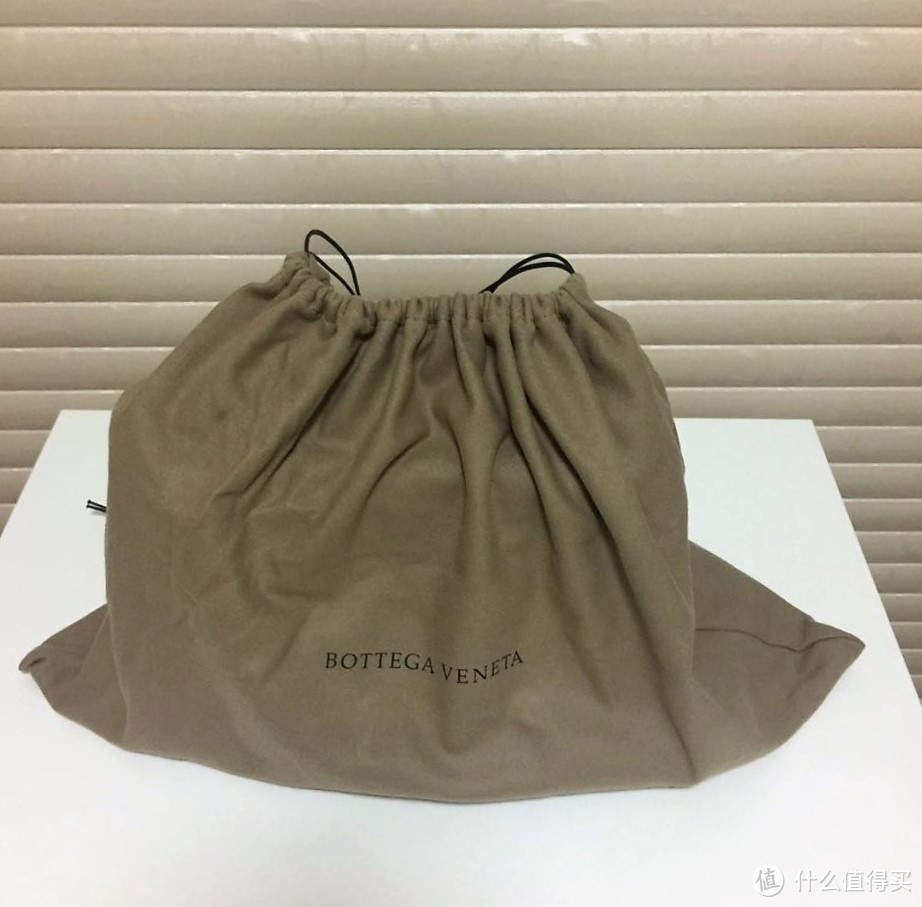 可单肩背又可斜背的实用 Bottega Veneta 小包