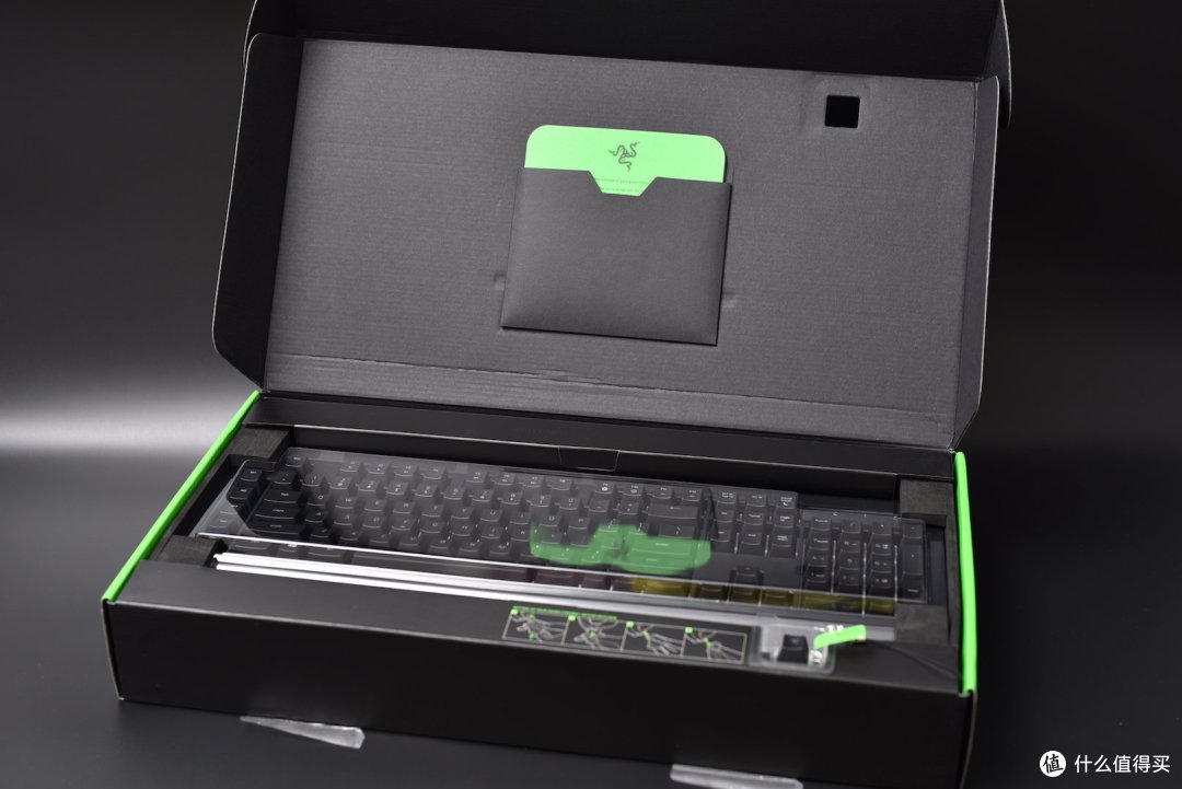 #本站首晒#论灯光的正确玩法--RAZER 雷蛇 黑寡妇蜘蛛幻彩版V2 机械键盘