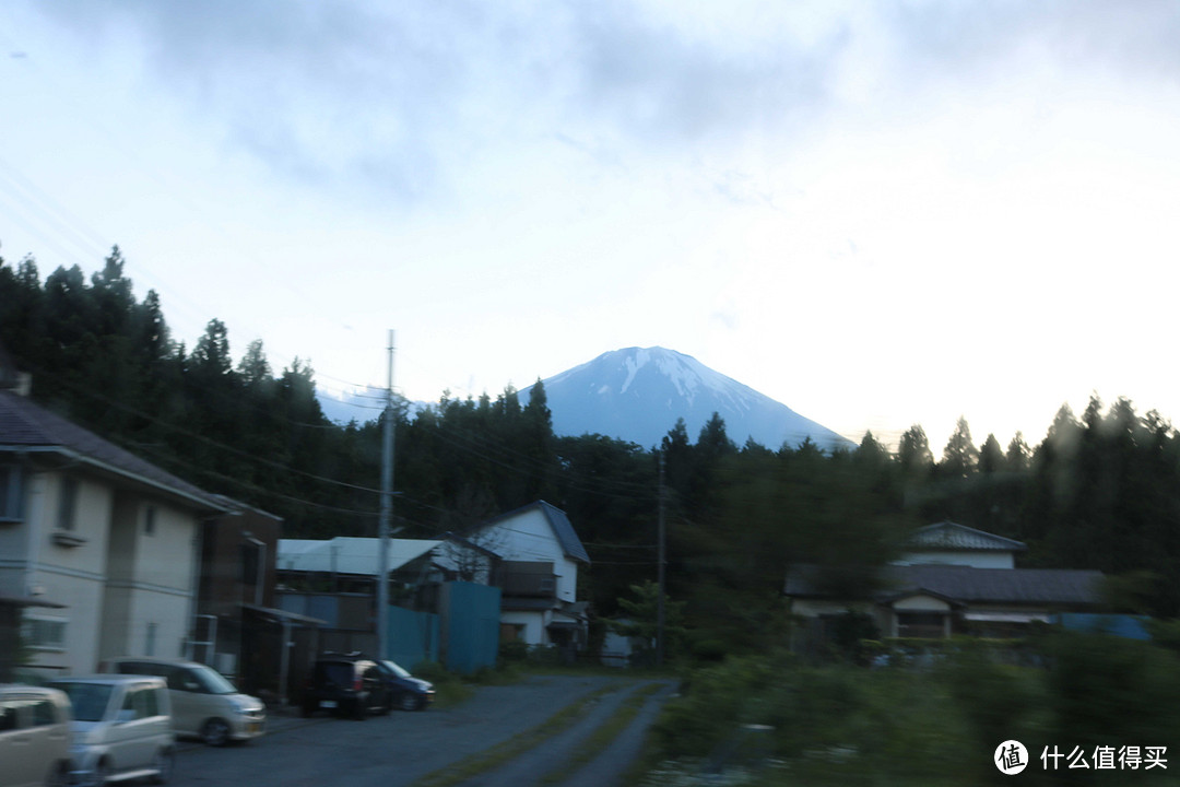 坐上了去河口湖的巴士，遥看富士山