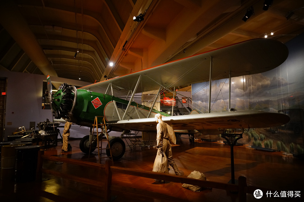 展示的这架1927年制造的波音40-B2型飞机曾服役超过六千小时，有过四次坠机事故但却从未有人员受伤。在服役过程中，该架飞机进行了多次升级，直到1938年才被波音公司捐赠给亨利·福特博物馆。
