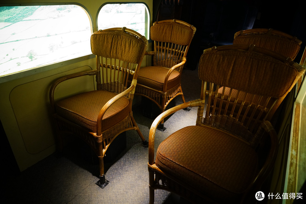 怎么把藤椅给搬来了？这是另外一架飞机的客舱，跟Richard E. Byrd飞去南极的那架福特三引擎飞机是同款。这个坐上去跟小时候的藤椅没啥区别，客舱空间也就现在金杯面包的水平。