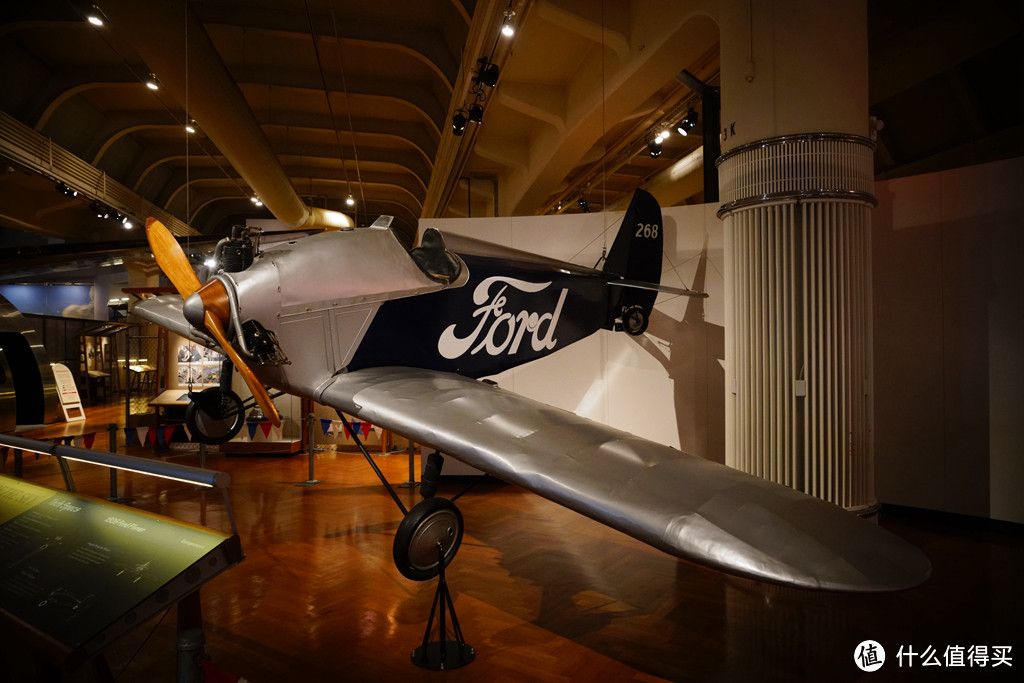 福特也参与其中，推出了Flivver单座小型飞机。他被亨利·福特形容为飞上天的T型车。但和其他公司一样，福特在小型飞机研发领域也遭到了失败的打击。Flivver原型机在测试过程中发生事故，在制造了5架原型机之后，福特终止了Flivver的量产计划。功勋飞行员林德伯格曾担任Flivver的试飞员。博物馆里展出的是福特制造的第一架Flivver原型机。