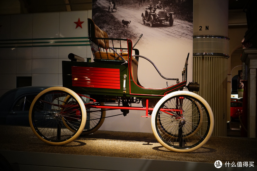 除了蒸汽机、电动机和内燃机之外，汽车发展初期还曾使用过锅驼机作为动力来源。锅驼机是锅炉和蒸汽机连在一起的动力机器，展示的这款1899年制造的车型就直接以锅驼机的英文名“Locomobile”作为品牌名称，它融合了自行车和当时有轨车辆的一些技术特征，价格低廉，尺寸小巧。它的出现让人们真正开始享受到汽车带来的方便与自由。
