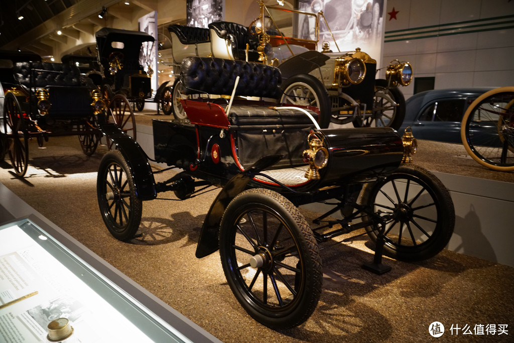 这是1902年至1905年美国销量最高的车型---奥兹莫比尔轻型汽车。它的受欢迎程度甚至激发了音乐人的灵感，为其创作了一首流行歌曲。但即便如此，汽车在当时那个时代仍然不算主流交通工具。在1903年有4000人购买了这款汽车，而当时购买马车的人超过了90000。
