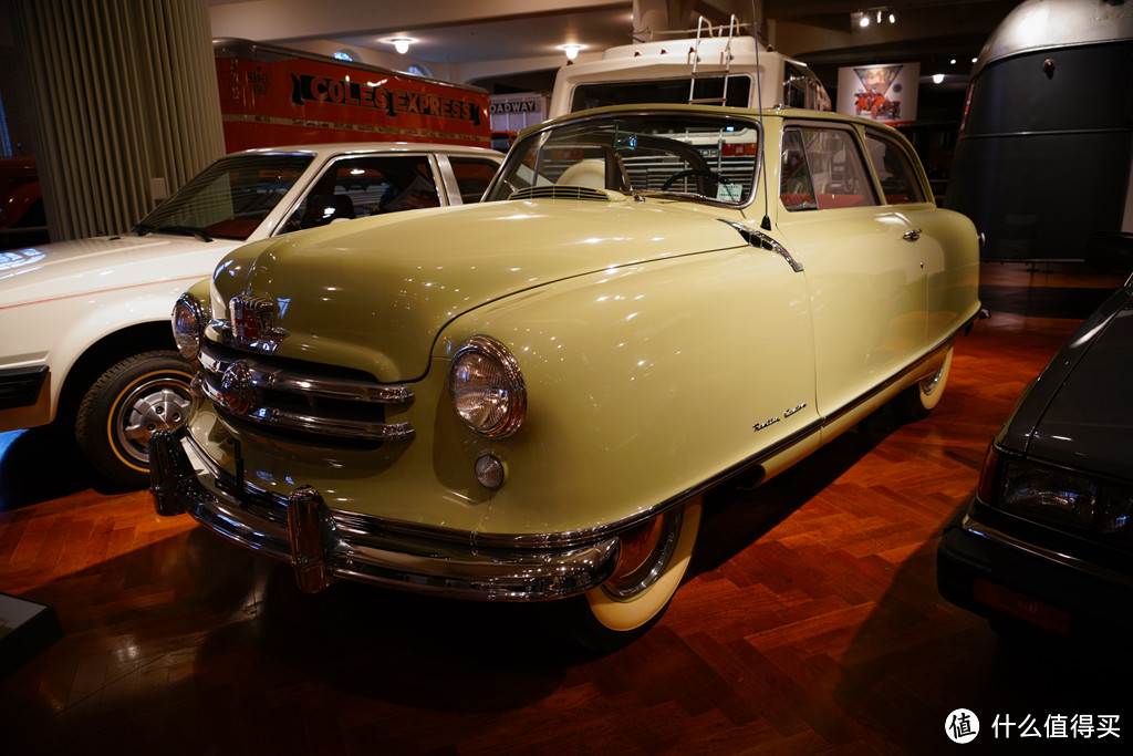 这辆车充分说明了美国人是多么不喜欢小型车。在上世纪五十年代，美国车的尺寸都偏大，即便是像普利茅斯、雪佛兰和福特这样的廉价品牌推出的产品也都拥有足够大的车身。Nash却把赌注压到了小型车上，这辆1950年款Nash Rambler敞篷车有着同时代其他车型的设计风格，虽然尺寸小巧，价格低廉，但看上去还是像一辆“大”车。但从销量来看，美国人民在那个时候真的不需要小型车。