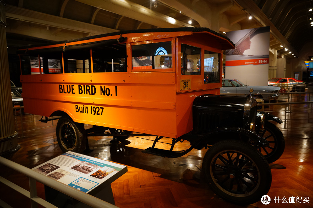 美国蓝鸟应该是目前世界上生产校车最专业也是最好的品牌，其创始人Albert Luce，Sr曾是福特经销商，它于1927年在一辆福特T型车的底盘上打造出了这辆校车。它使用钢制框架结构，车身强度相对于当时主流的木质结构要高出很多。这也可能是目前美国现存的最早的校车。想想咱们的孩子，也就这几年才出现了专业校车，但产品也都参差不齐，学生乘车的安全法规和监管力度也严重不足。