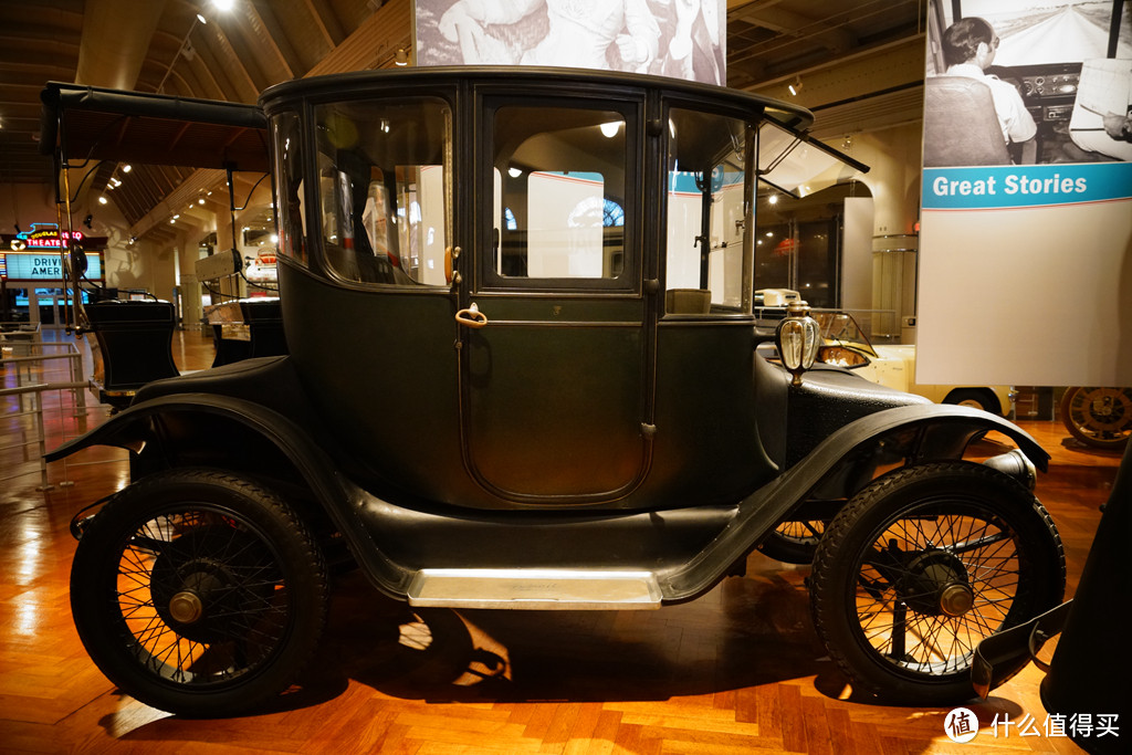 女性驾驶者对于手动变速箱和早期汽车上的起动手柄总是提不起兴趣，驾驶电动车就简便多了，它们不需要起动，也不需要换挡。这让电动车制造商们看到了机会。底特律电动在1914年推出的47型电动车就吸引了很多女性客户的关注，其中甚至包括亨利·福特的妻子。这个电动车品牌在消失数十年之后被一名香港商人复活，首款产品是基于路特斯Elise平台打造，跟特斯拉初期战略一样。不过这款车的续航里程不占优势，工艺也很糙，过于小众 的定位让人感觉前景堪忧啊。