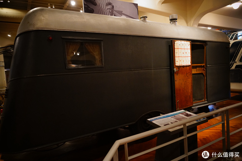 这辆1935年制造的Stagecoach拖挂式房车属于美国人心中的英雄---查尔斯·林德伯格和他的夫人。林德伯格的事迹在之前航空英雄那部分介绍过。林德伯格在这辆车里完成了著作《圣路易斯精神号》的一部分内容，这本书获得了普利策奖。