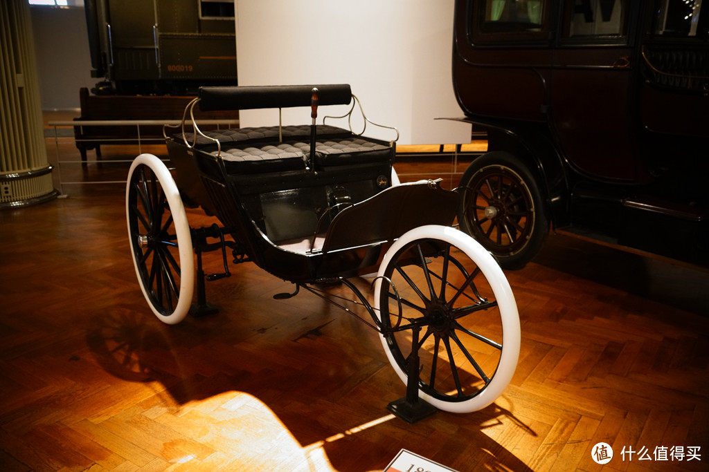 这是十九世纪末的1899年推出的一款汽车 ---Duryea trap。它采用了三轮行驶，依靠拉杆进行操作。设计师吸取了当时最高级的维多利亚式马车的设计元素，使这款车成为了当时最优雅的汽车之一。但奇葩的地方是它的前后排座椅是背靠背设计，乘客和驾驶者沟通不够方便。