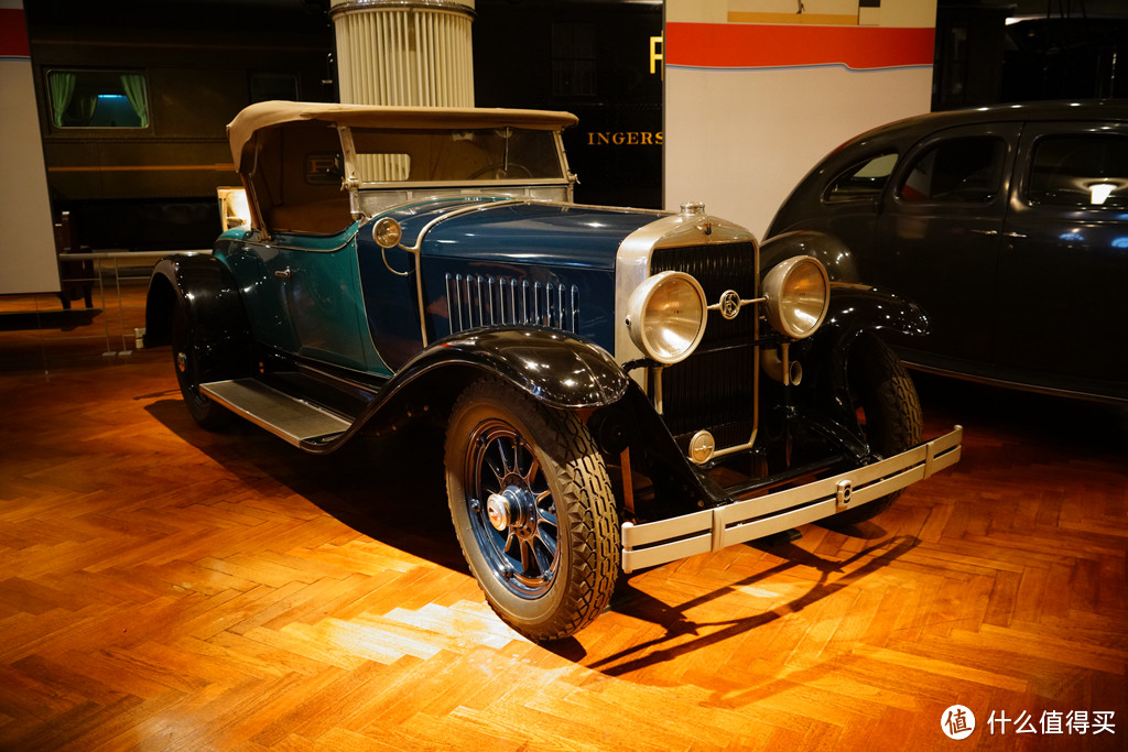 这是堪称美国汽车设计之父的哈利·厄尔任造型设计师时推出的产品---1927年款LaSalle敞篷跑车。它的特殊之处在于拥有非常多的涂装颜色，这也是因为当时喷涂技术的发展，出现了快干喷涂技术而产生的影响。