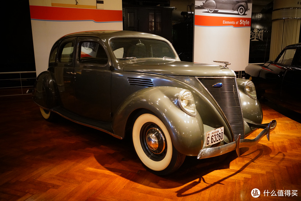1936年，流线型设计成为了当时汽车厂商所追捧的设计元素。林肯推出的Zephyr以下落的水滴为灵感，拥有非常运动化的外观，得到了美国消费者的青睐。
