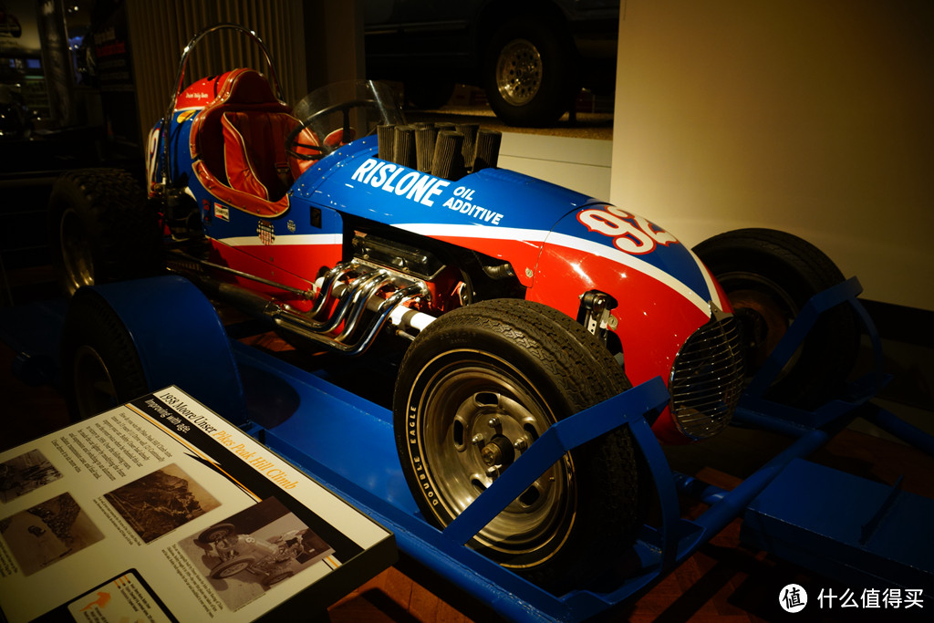 它后边拖着的这辆赛车属于美国传奇车手Bobby Unser，他在一生中赢得过多次派克峰挑战赛冠军。他获胜的秘诀是出色的驾驶和对赛车的不断升级。