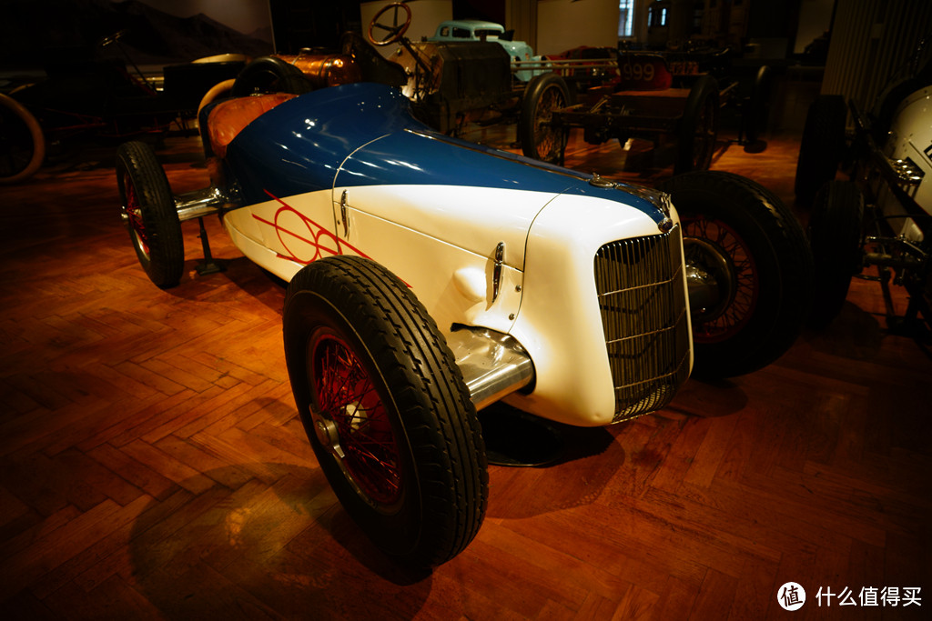 Harry Miller在创新的道路上也曾经走偏过，这辆1935年制造的米勒·福特赛车就是例子。它的外形美妙绝伦，前后独立悬架也与同时期的其他赛车有着明显区别。但是美妙的外形和更先进的技术并没有帮助它在印地500大奖赛中得胜。当时一共制造了十辆米勒·福特赛车，其中只有四辆真正投入到了比赛当中，最终因为转向机故障，所有赛车以退赛告终。