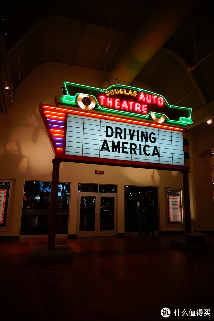 展厅另一侧还有汽车影院，会不时播放一些有关展品和美国汽车文化的影片。当时由于时间关系，我没有进去参观。
