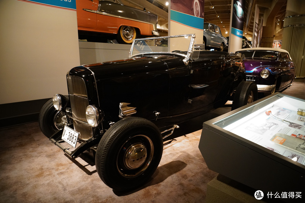 这辆车采用了美国最流行也最具特色的Hot Rod改装风格，它的原型是一辆1932年的福特双门跑车。年轻人喜欢选择这款车进行改造，因为其搭载了V8发动机，之后到了五十年代，改装车发烧友又给发动机舱内塞进了其他更先进的发动机。直到现在，1932款福特轿车仍然是Hot Rod改造的首选车型。