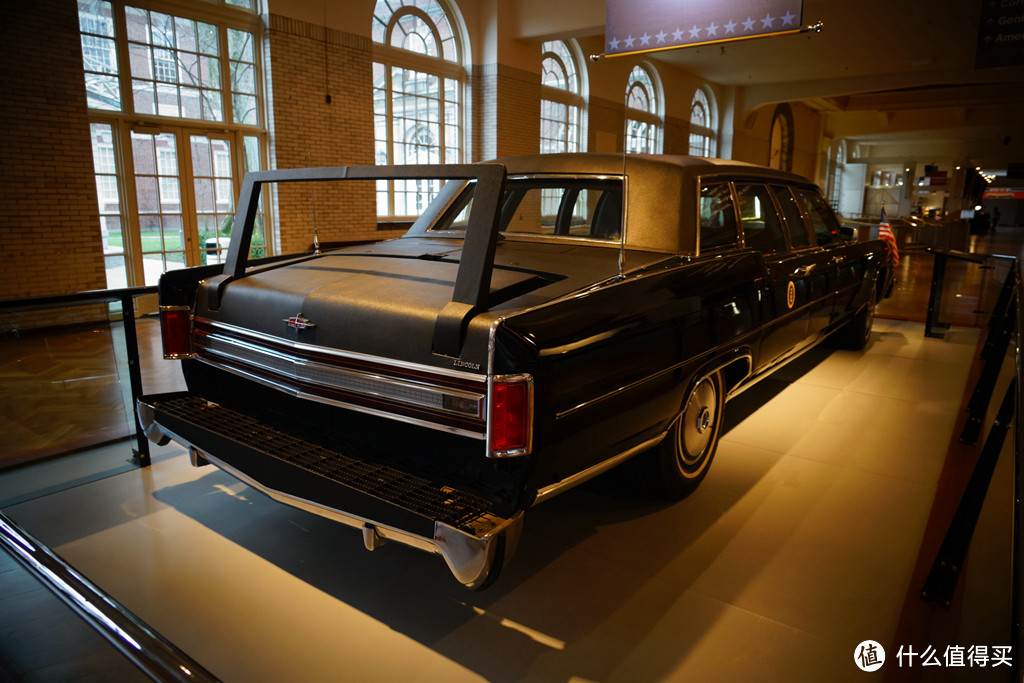 在车尾还设置有给特勤人员站立使用的扶手的下部平台，方便随车特勤人员保护车内政要。这辆车从1972年一直服役到了1992年，之后便收藏于亨利·福特博物馆。