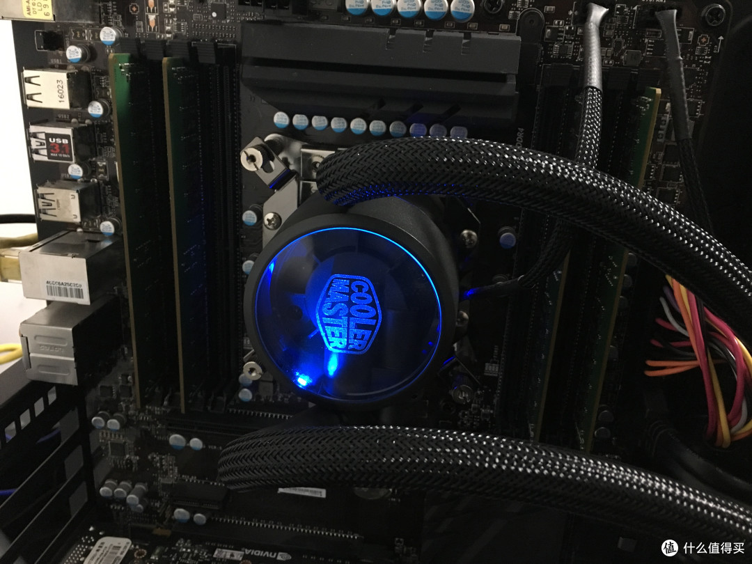 CPU 冷头,灯光效果还是不错的 CPU 冷头,灯光效果还是不错的