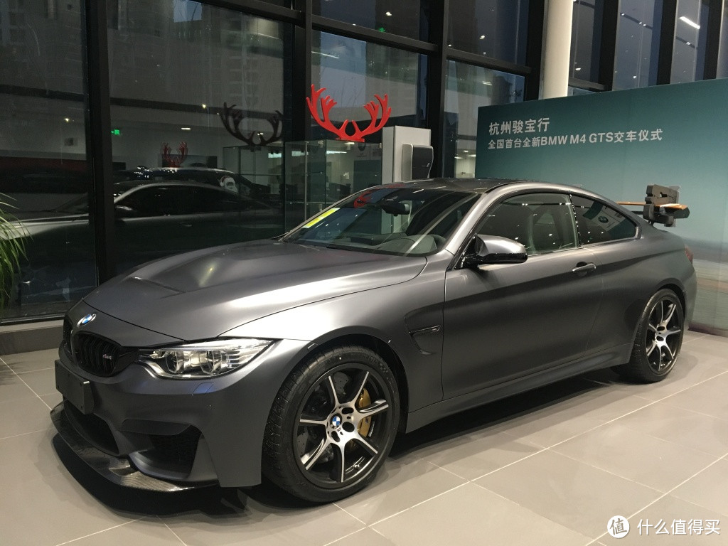 #本站首晒# 车友苦于没200多万闲钱竟然大胆上手车模？- 宝马 BMW M4 GTS 原厂合金车模赏析