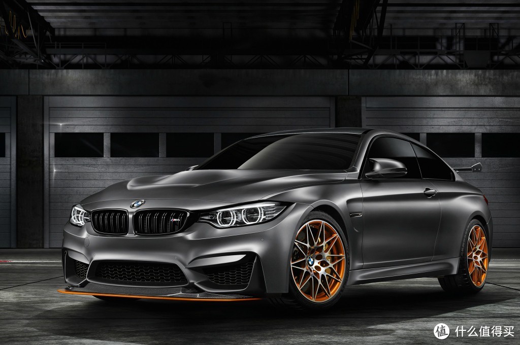 #本站首晒# 车友苦于没200多万闲钱竟然大胆上手车模？- 宝马 BMW M4 GTS 原厂合金车模赏析