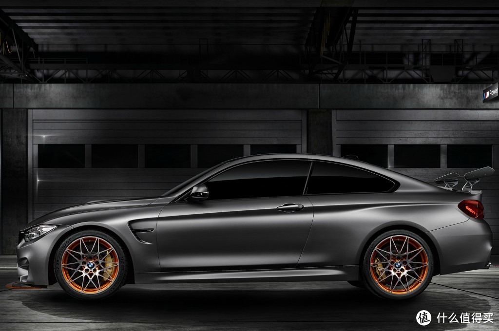 #本站首晒# 车友苦于没200多万闲钱竟然大胆上手车模？- 宝马 BMW M4 GTS 原厂合金车模赏析