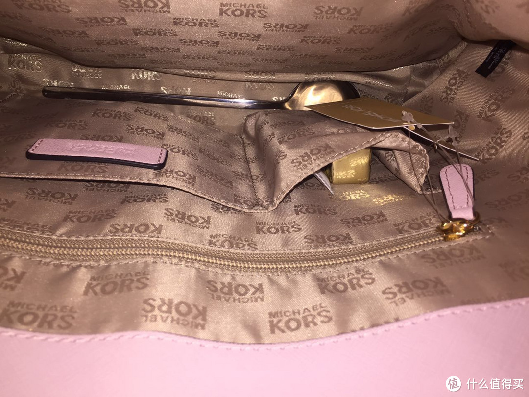 我有一只粉MK，我心里真得意：Michael Kors Large Pocket MF Tote - Blossom开箱