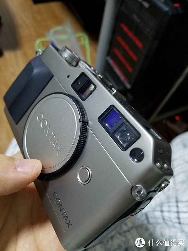 CONTAX G1机身设计十分经典，富士X-pro系列参考了这台机器的设计