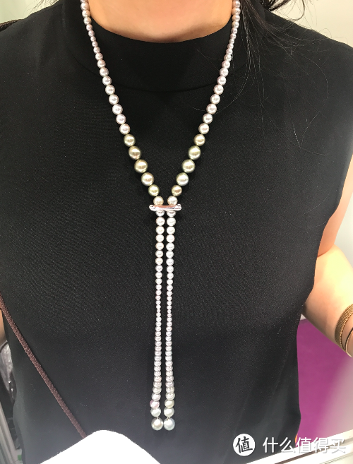 店主戴的这条双串珍珠很优雅。
