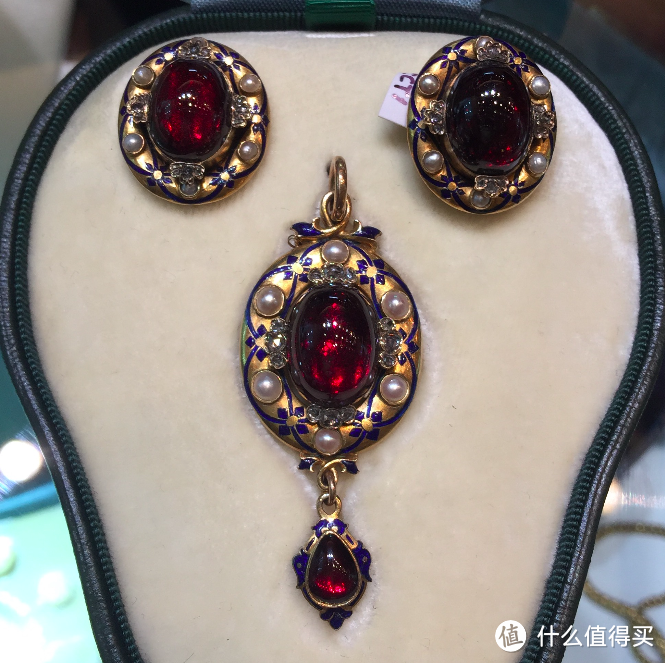 早期很多古董珠宝爱用红石榴石