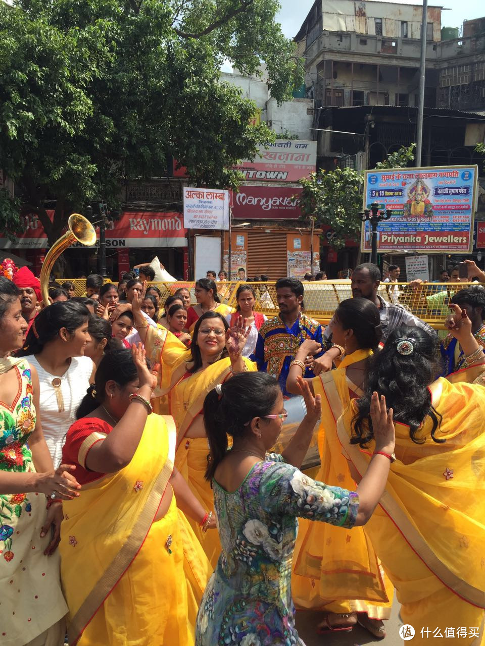 庆祝象神节的女人们在拼舞