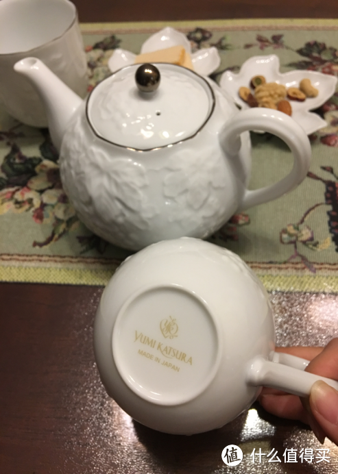 茶具底端都有黄色的logo和made in japan