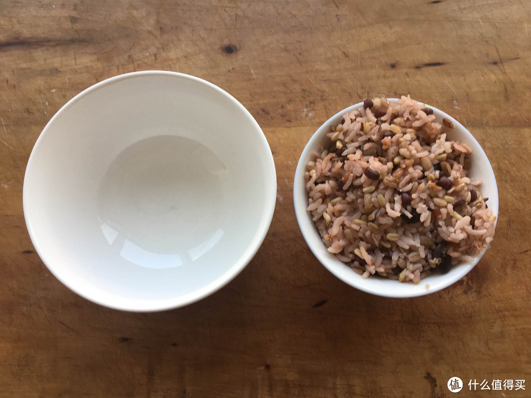右边的碗装满粗粮米饭