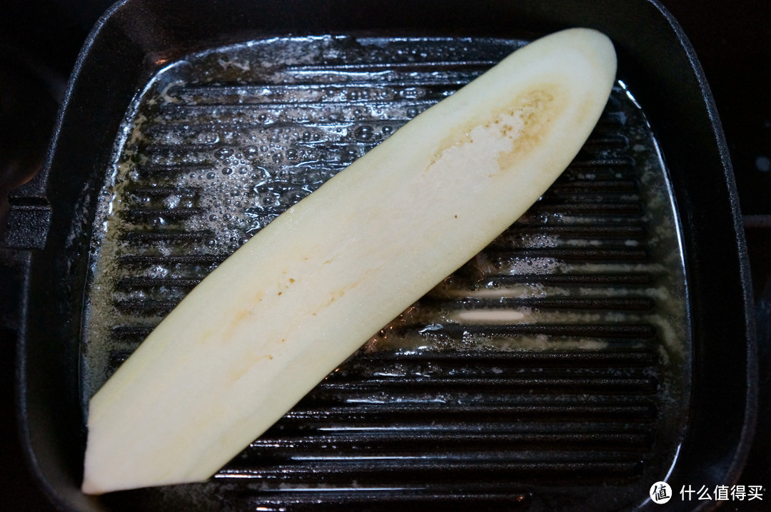 听说今年流行这个?茄子卷也要穿网格袜