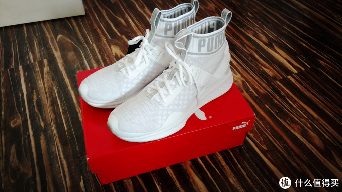 侧面斜上方45度角,我们人也喜欢这个角度自拍.