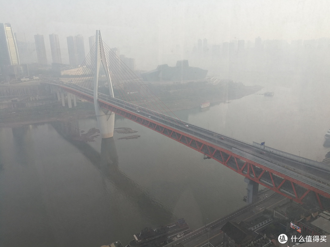 早上还有大雾的江景