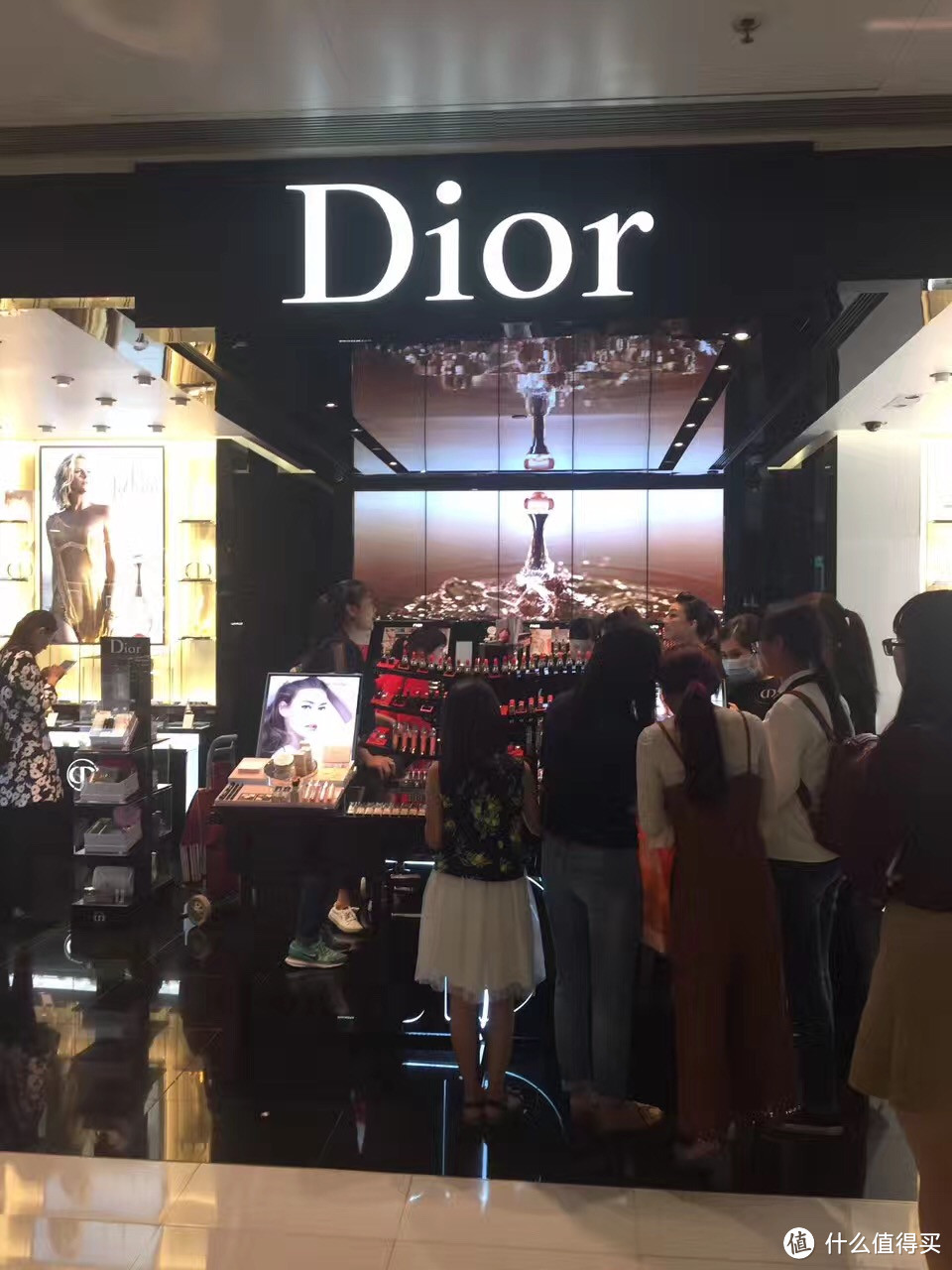 DIOR门口